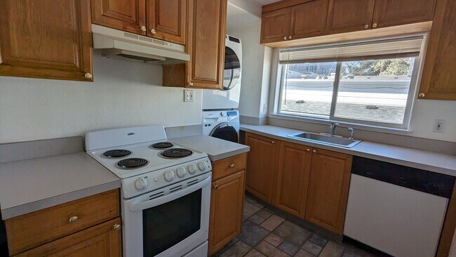 kitchen - 6038 SE Milwaukie Ave