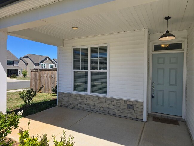 Building Photo - Perfect Mebane Location!