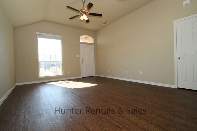 Building Photo - Spacious three-bedroom