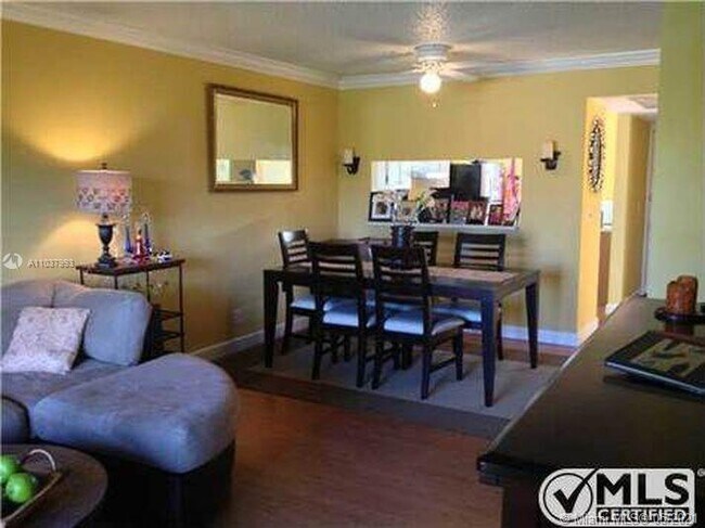 Building Photo - 6736 Palmetto Cir S