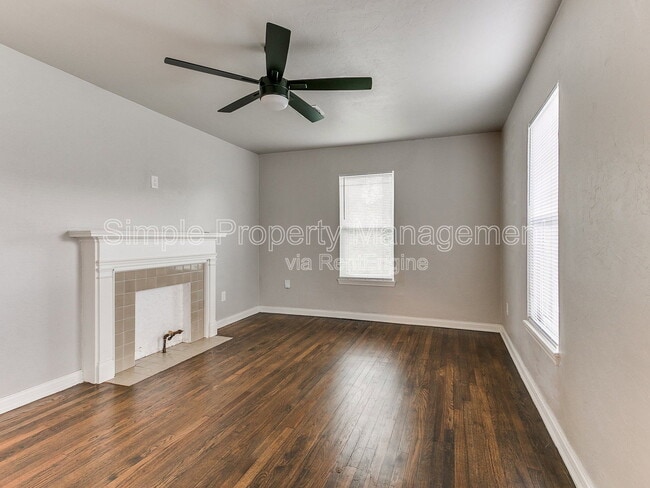 Photo - 512 W Lockheed Dr House