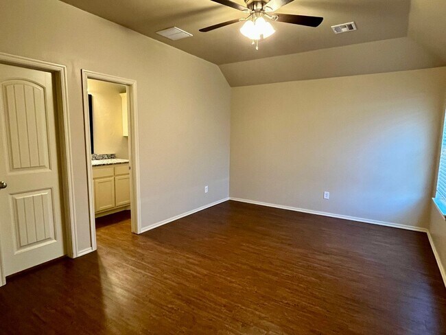 Foto del edificio - Beautiful 3 Bed 2 Bath Duplex!!