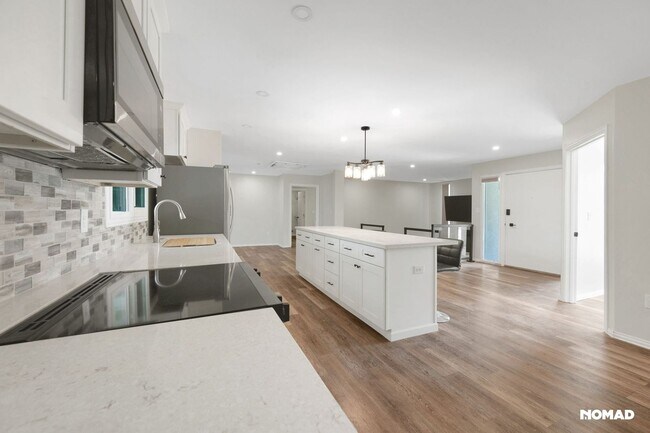 Building Photo - Spacious 5BR House in Glendale