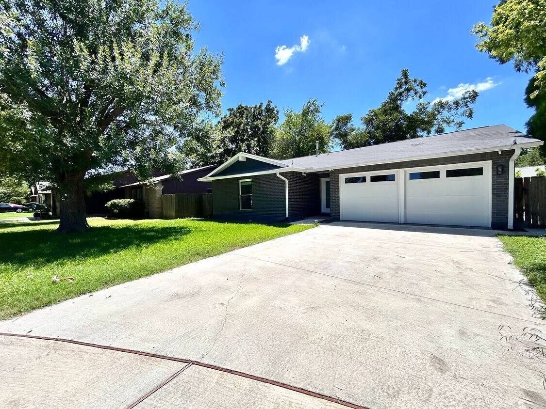 Primary Photo - Inviting 3/BR 2/BA Home with Spacious Layo...