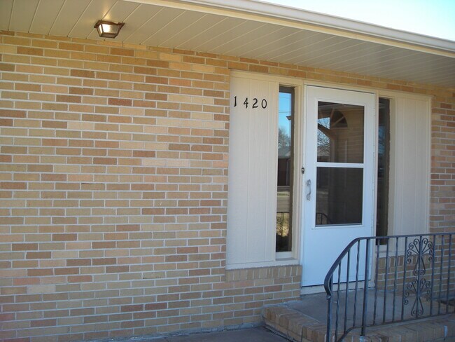 Building Photo - 1420 W C St