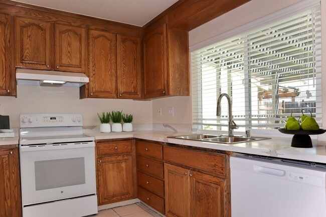 Building Photo - 3-bedroom home located in Union City! – Sp...