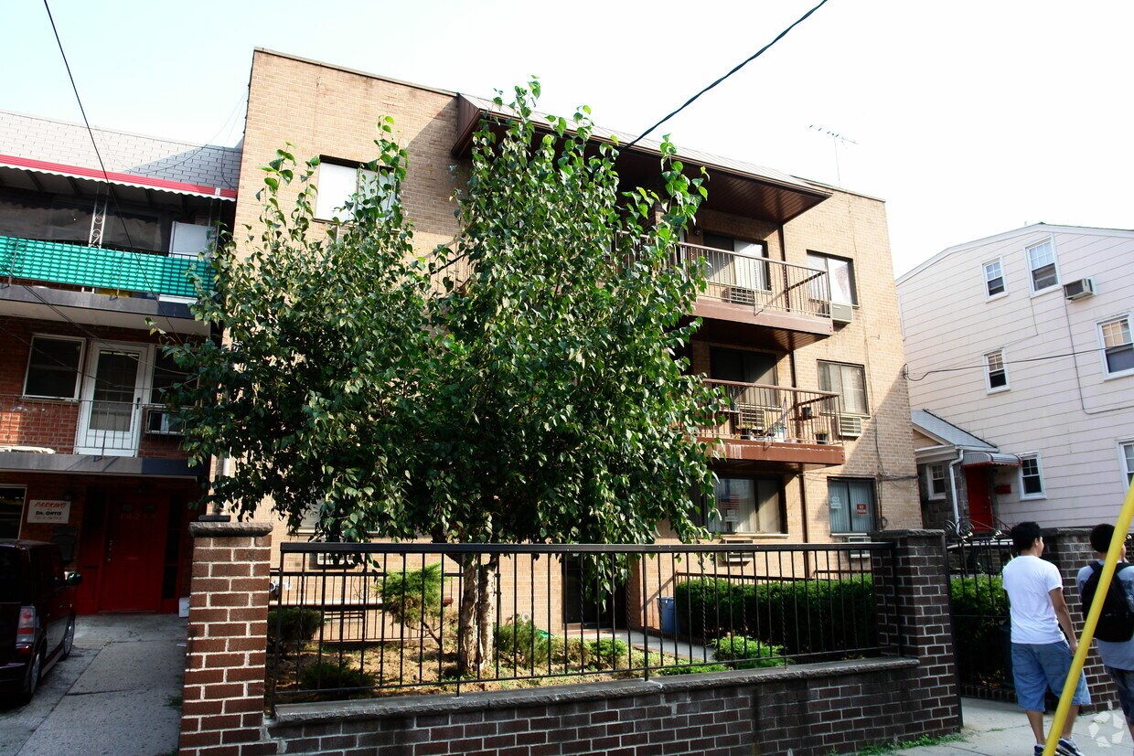 Building Photo - 14223 38th Ave