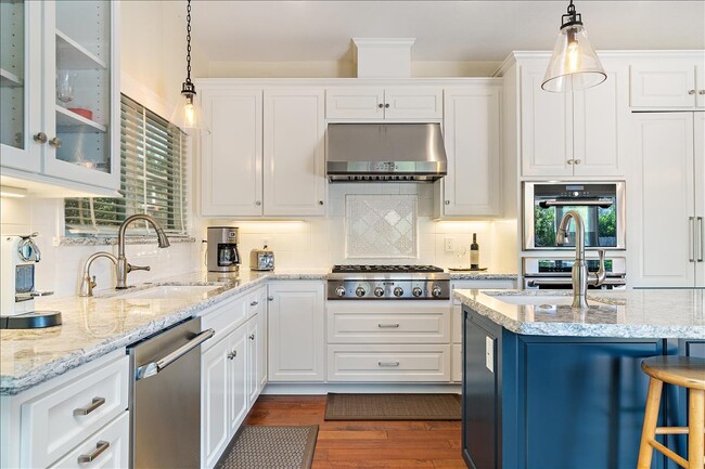 Building Photo - 410 Plomo Ct