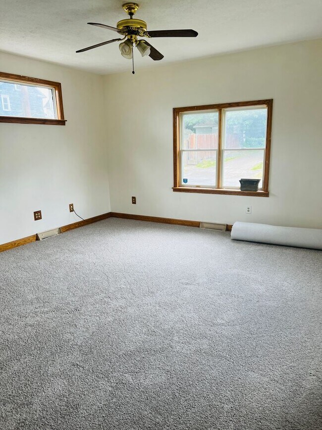 Building Photo - Updated 2 bedroom single family home ready...
