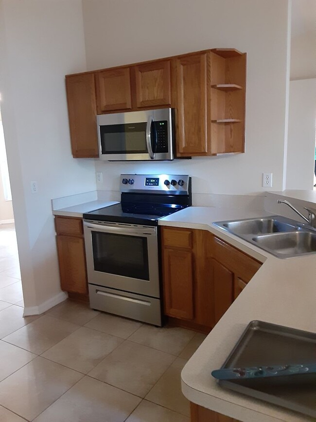 Foto del edificio - Beautiful 3 Bedroom Near The SunCoast Parkway