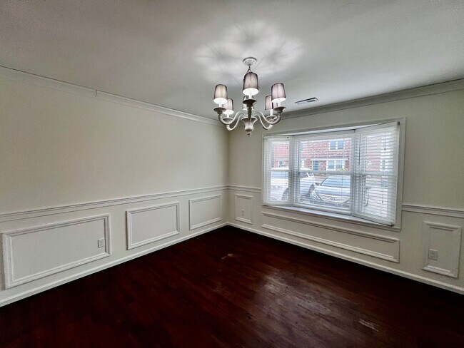 Building Photo - Cozy all brick townhouse right next to NAB...