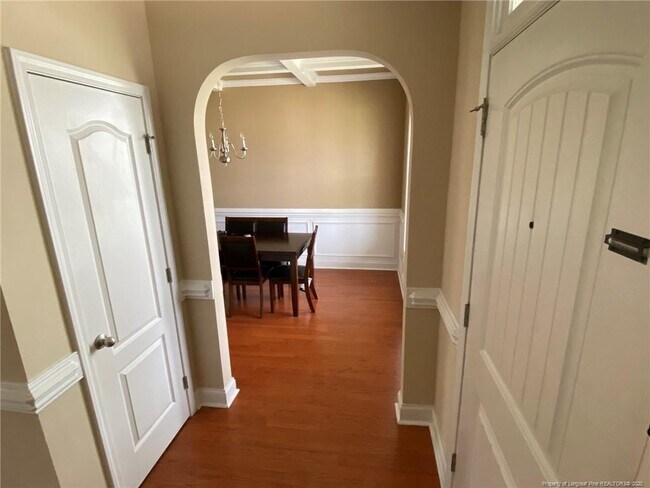 Building Photo - 557 Equestrian Way