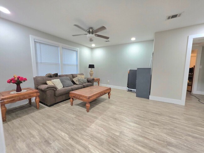 Building Photo - Updated 3BR/2BA Home in Aero Vista Near NAS Pensacola