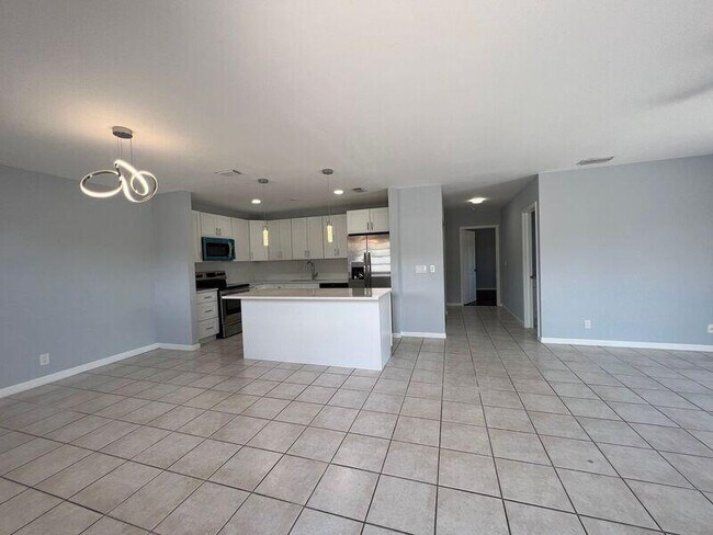 Building Photo - 556 Holly Dr