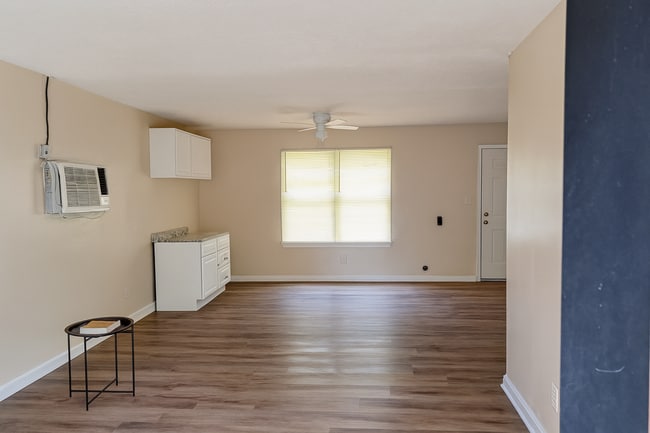 Building Photo - 2865 Walmar Dr