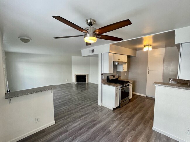 Building Photo - 10920 Moorpark St