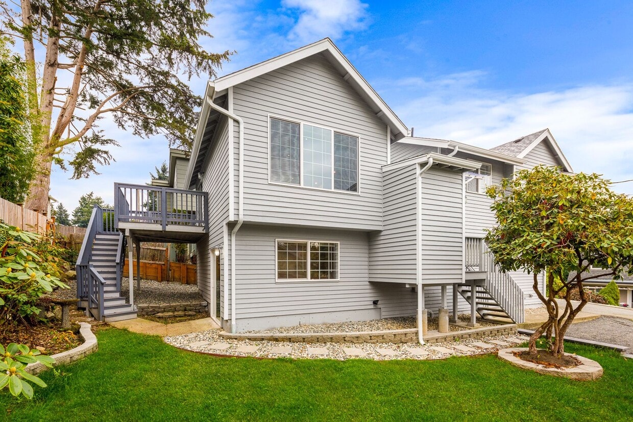 Primary Photo - Northgate - Fully Updated 3 Bedroom 3 Bath...