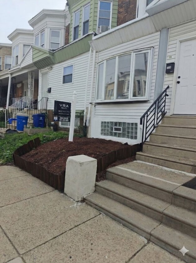 Primary Photo - 156 W Albanus St