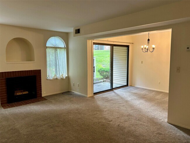 Foto del edificio - 108 Pine Hollow Way