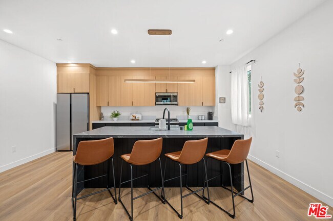 Foto del edificio - 841 N McCadden Pl