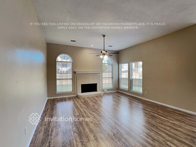 Building Photo - 1046 Essex Dr