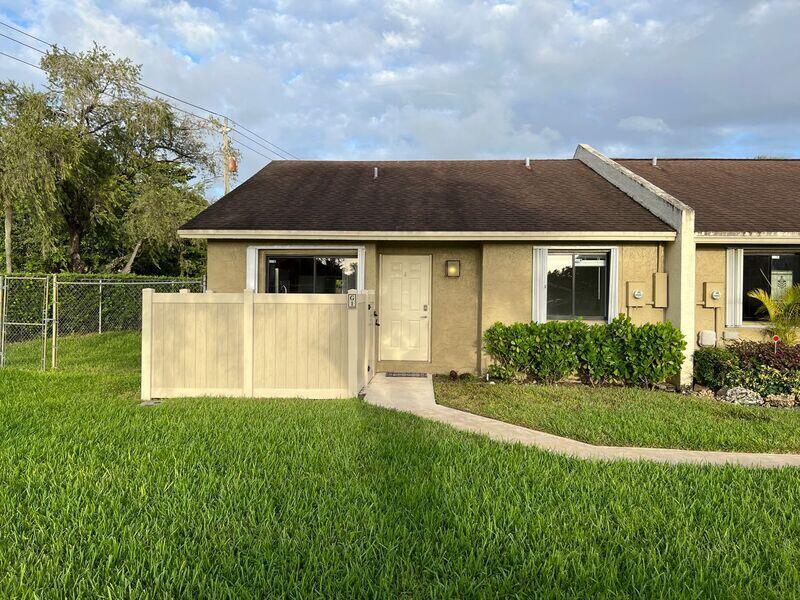 Primary Photo - 10267 Boca Bend W