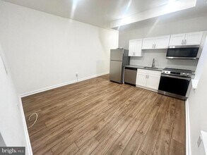Building Photo - 405 S 42nd St