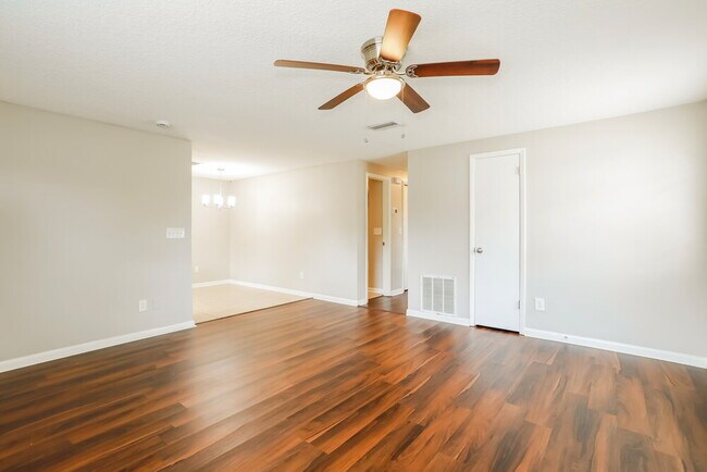 Foto del edificio - 2834 Tanglewood Blvd