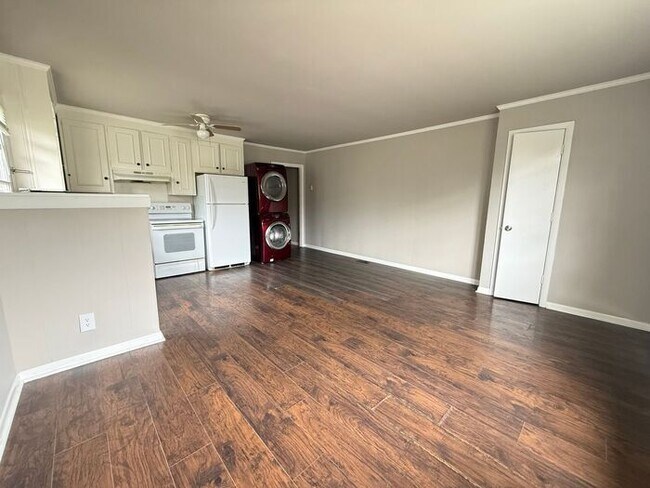 Foto del edificio - FOR RENT - 2 Bed Duplex in Madison! Large yard! Pets allowed!
