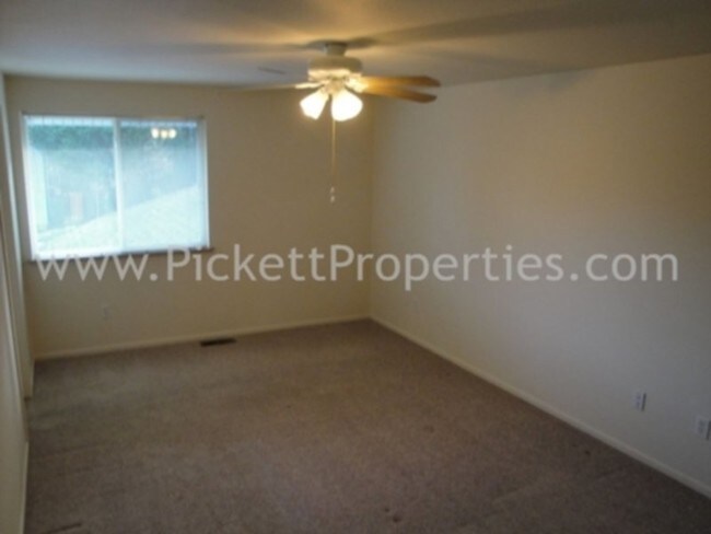 Building Photo - Two Story Duplex in Island Lake Neighborhood