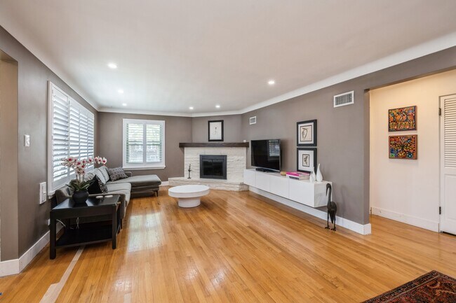 Building Photo - 2437 Burr Oak Ave