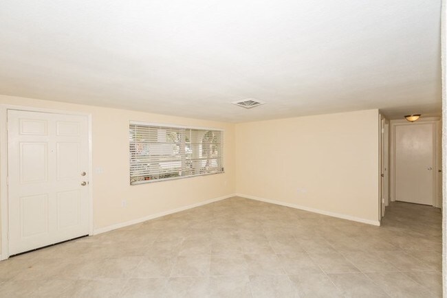 Foto del edificio - 5612 Mockingbird Dr