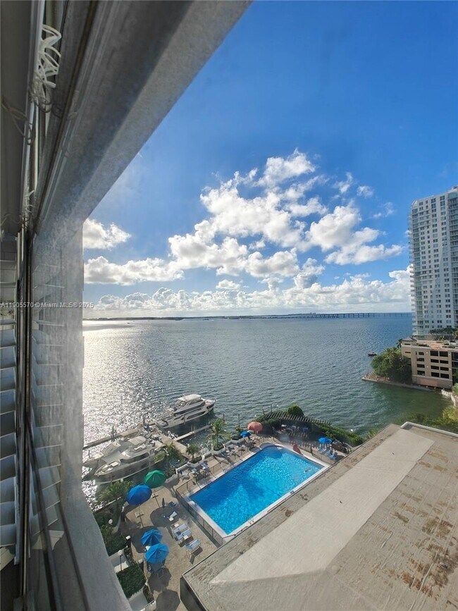 Foto del edificio - 905 Brickell Bay Dr