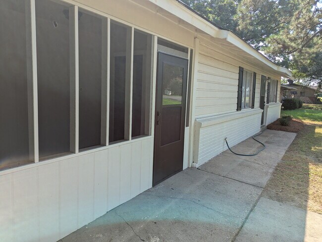 Foto del edificio - 1615 Dawnview Ln