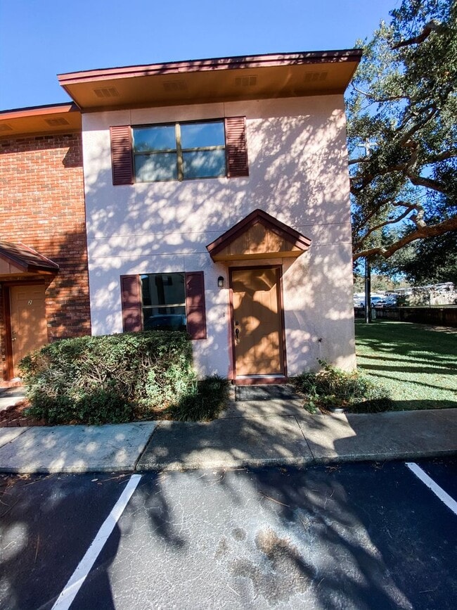 Building Photo - 696 Tyner St