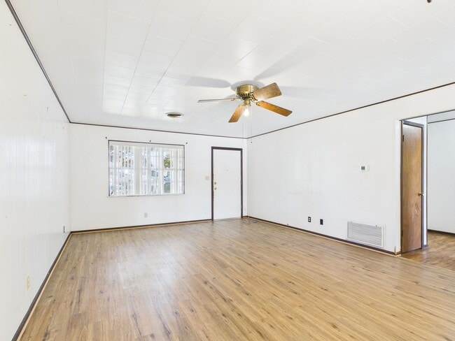 Building Photo - 126 Northwest Dr