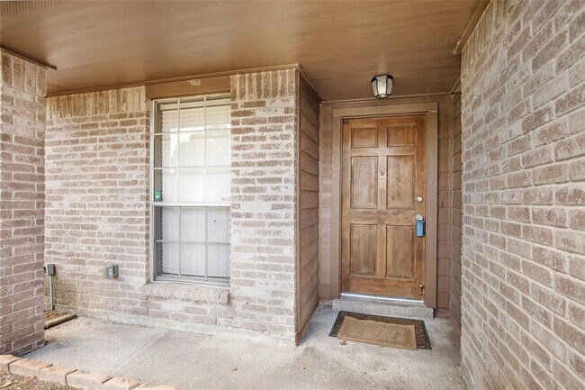 Foto del edificio - 7322 Thicket Trail Dr