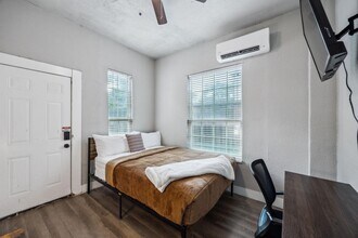 Building Photo - 605 S Oak Cliff Blvd