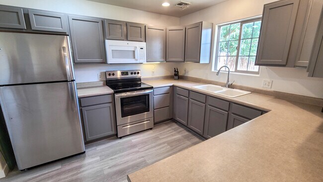 Foto del edificio - 476 Charles Ave