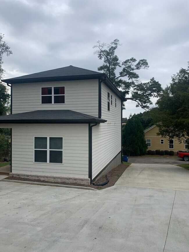 Building Photo - Fall 2026 Pre-Lease @ Marlin St.!