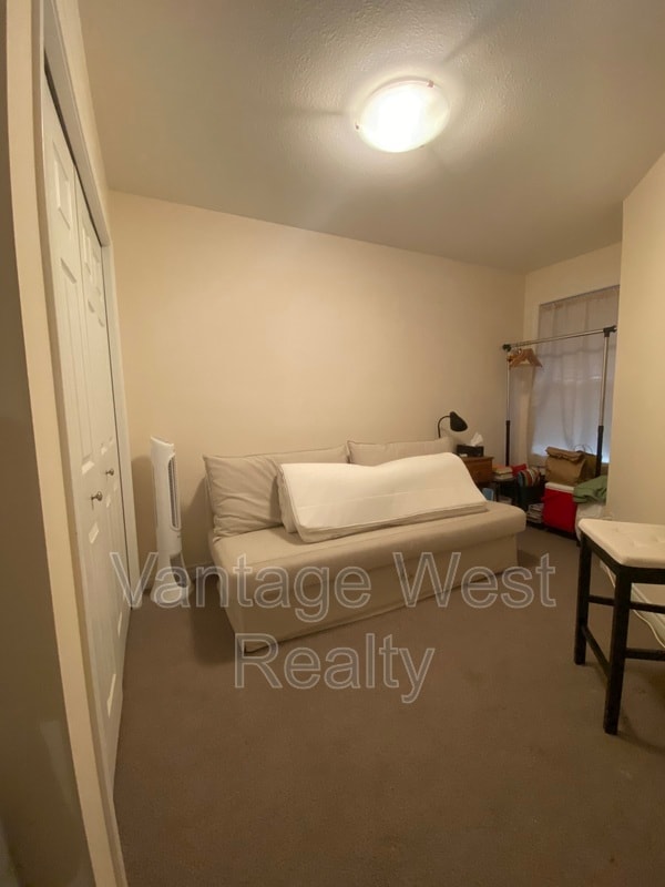 Building Photo - 598-598 Sutherland Ave