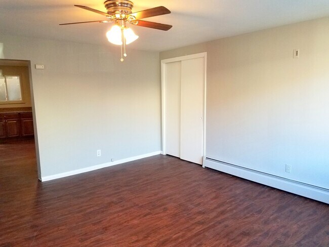 Foto del edificio - 3 Bedroom Available in August! One block f...