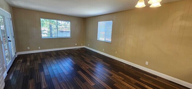 Building Photo - 3 bed 2.5 bath 2 car garage Old South West...