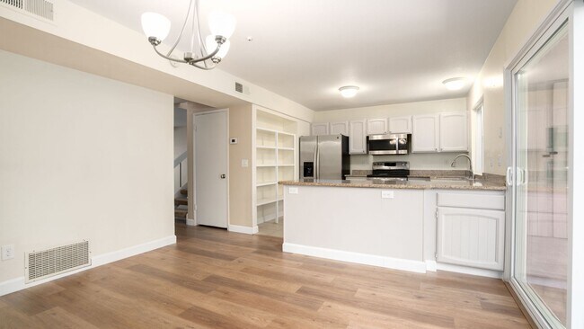Building Photo - Bennett Valley Townhouse!!