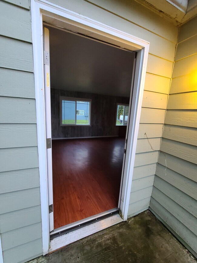 Front Door Entry - 1125 Clearview Ave NE