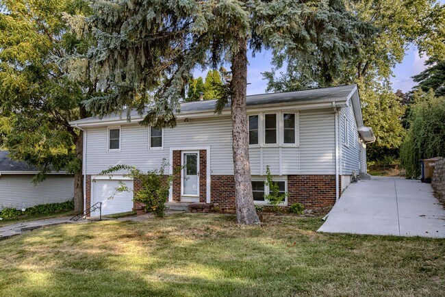 Foto del edificio - Must See Updated Bellevue Home!!