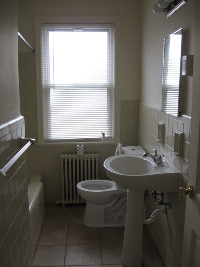 Building Photo - 657 Southcrest Ct