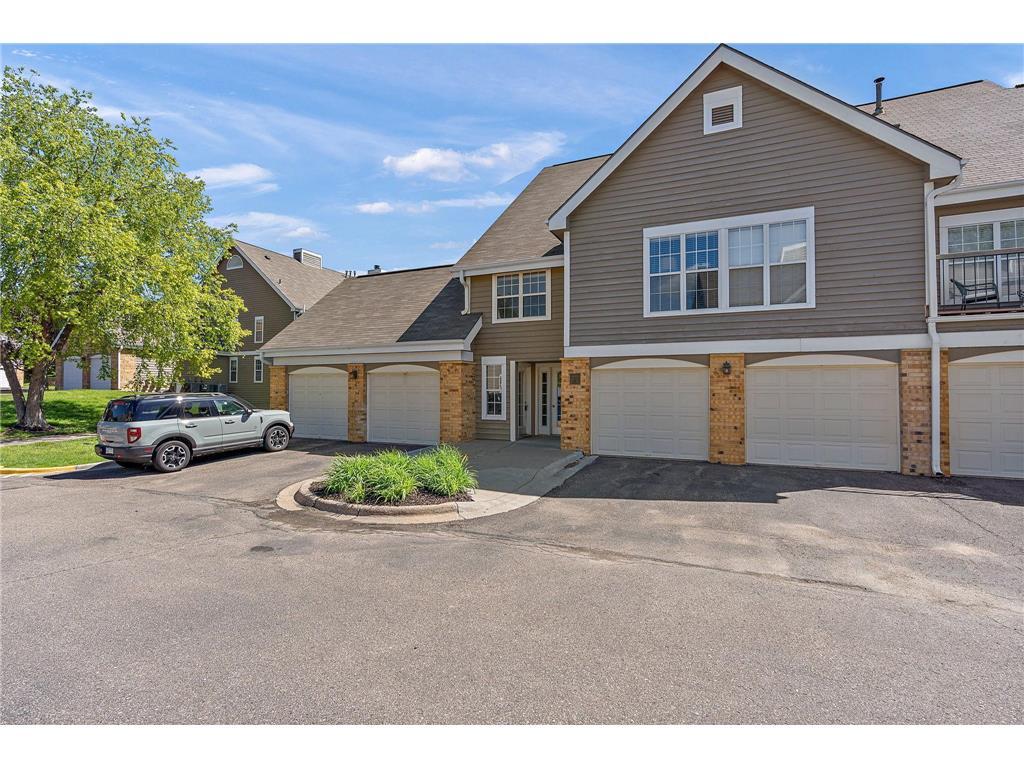 6048 Chasewood Pkwy Unit 1, MN 55343 Room for Rent in