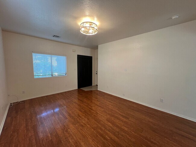 Foto del edificio - 3 BEDROOM HOME IN THE FOOTHILLS!