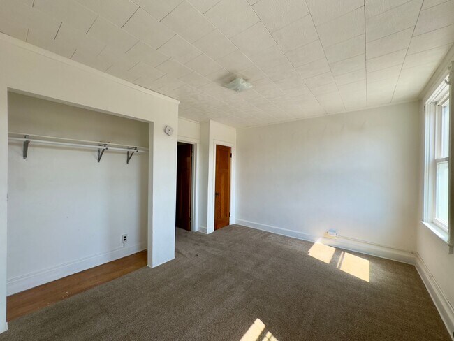 Building Photo - 324 Folcroft St